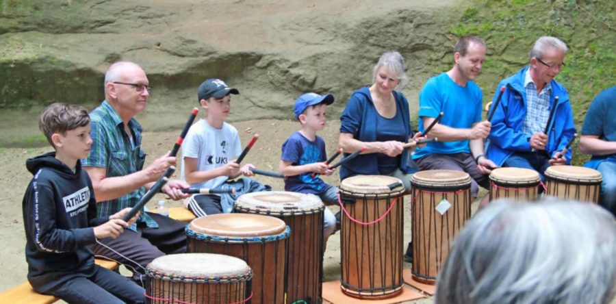 Gemeinsames Drumming auf dem Atem-Weg
