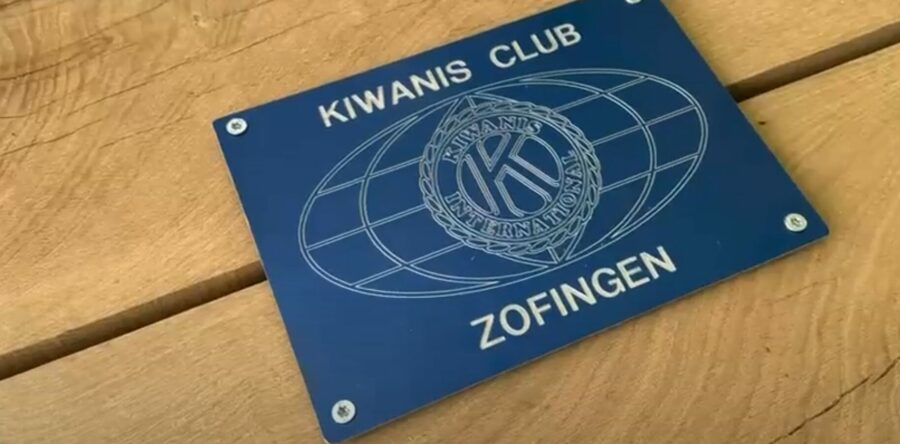 Einweihung des neuen Tischs auf dem Kiwanis-Platz